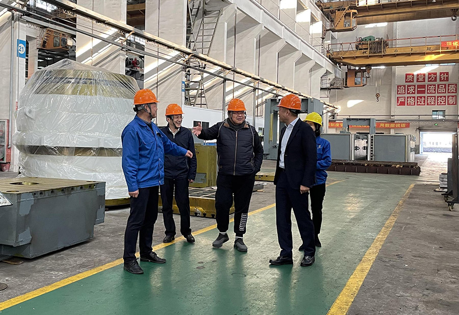 【291】市工商聯(lián)黨組書記王楓、浙江科技學(xué)院機(jī)械與汽車學(xué)院院長張?jiān)频燃钨e來電滾筒公司參觀考察.jpg